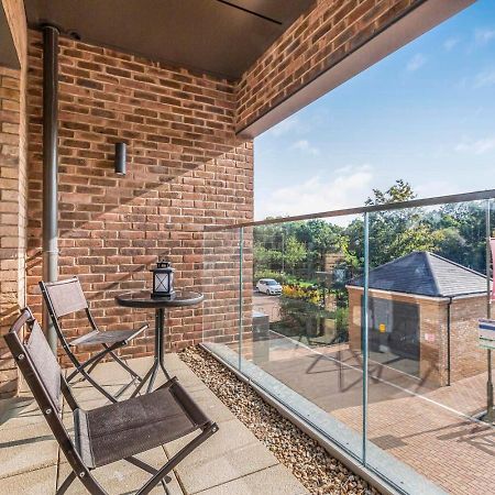 Modern 1 Bedroom Apartment With Parking In Colindale, London Edgware Esterno foto